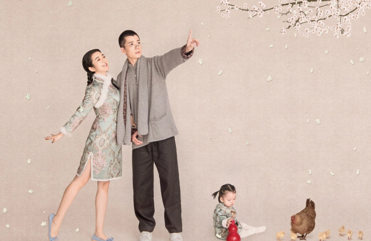 快男王栎鑫晒"一家四口" 宣布妻子怀二胎