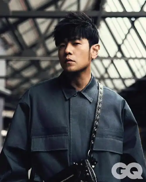 周杰伦久违拍杂志大片穿着简单随性侧颜帅气十足