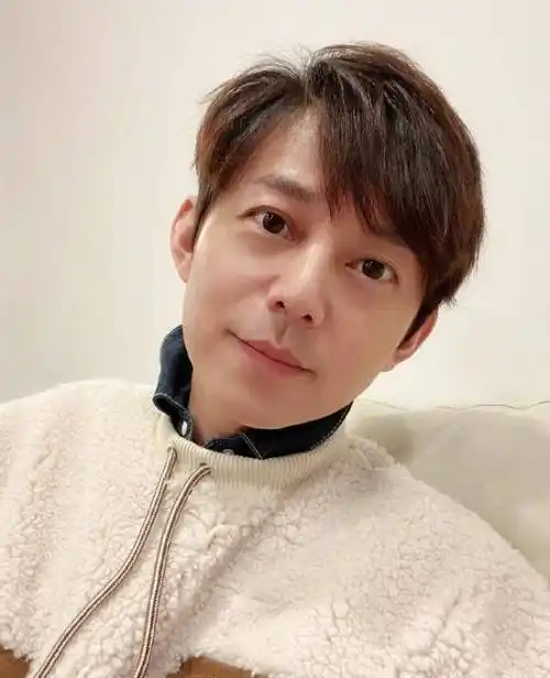 原创原创45岁何炅谈到父母时落泪心酸感慨这个遗憾不到年纪体会不到