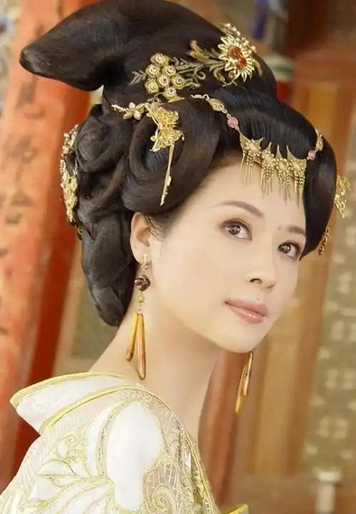 朱元璋》里的楚方玉,关中男人》中的金月华,邓英身上自带的古典韵味