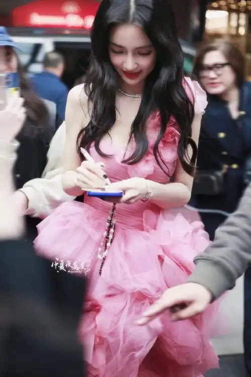 angelababy粉色花朵纱裙