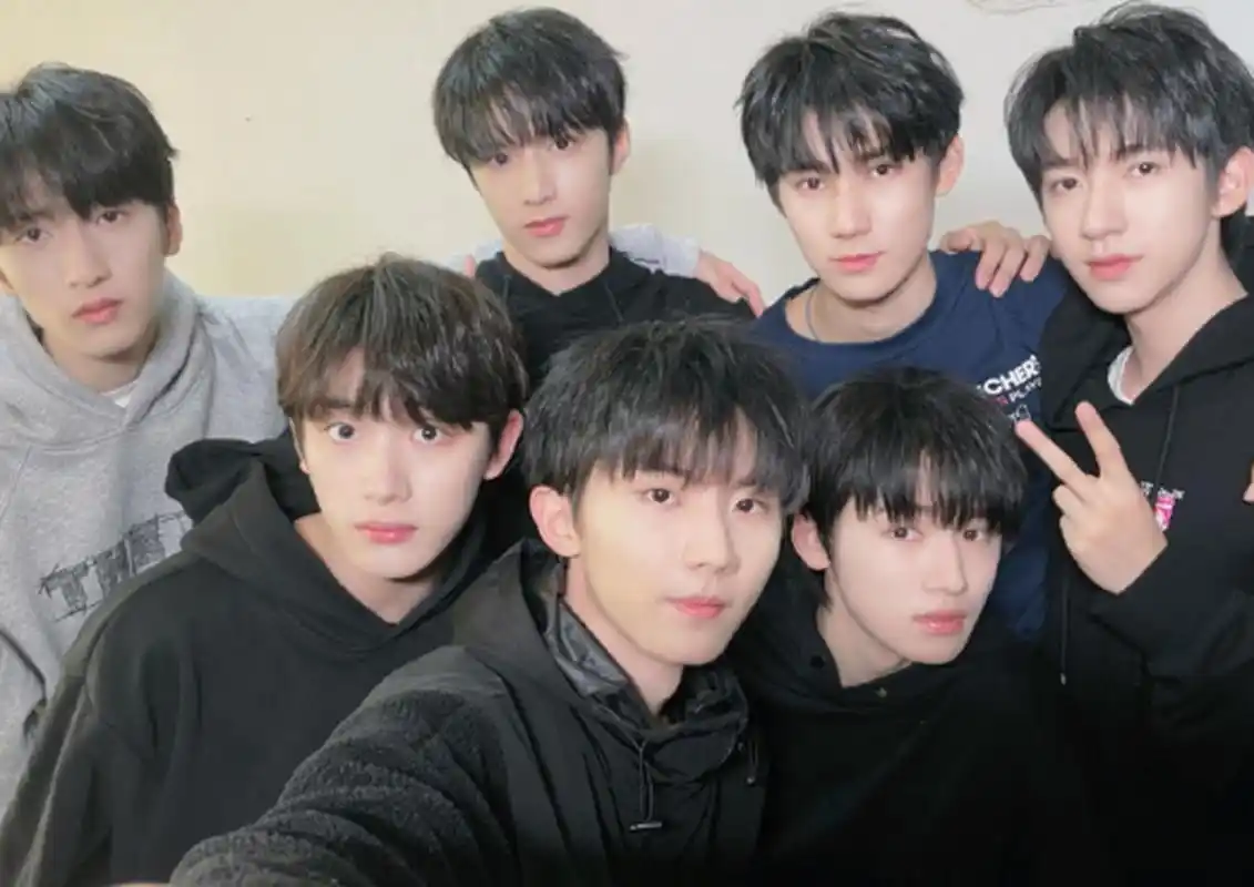 时代少年团最新聚餐合影,三专演唱会筹备进行时马嘉祺