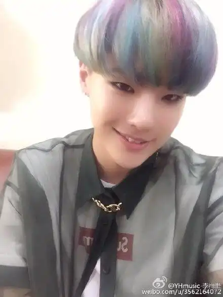 韩国男团中有染过半白半黑头发的
