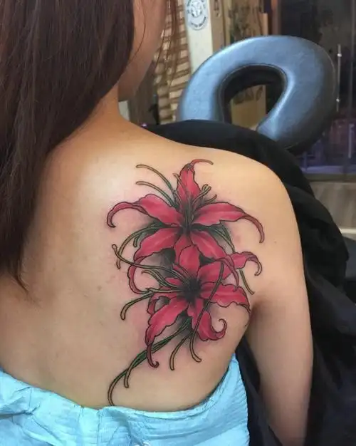 时尚而唯美的后背彼岸花纹身图案