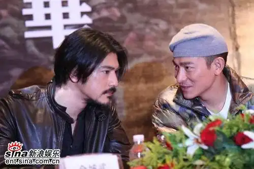 图文:《刺马》发布会--刘德华金城武交谈