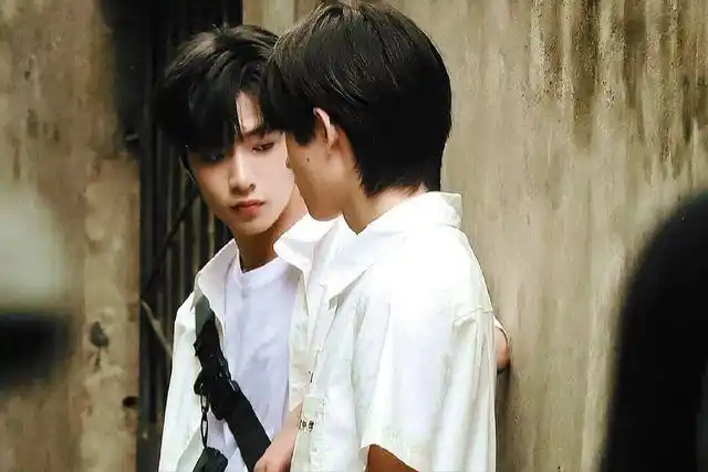 刘耀文和宋亚轩互动被放大关系亲密也有错时代峰峻立场很鲜明