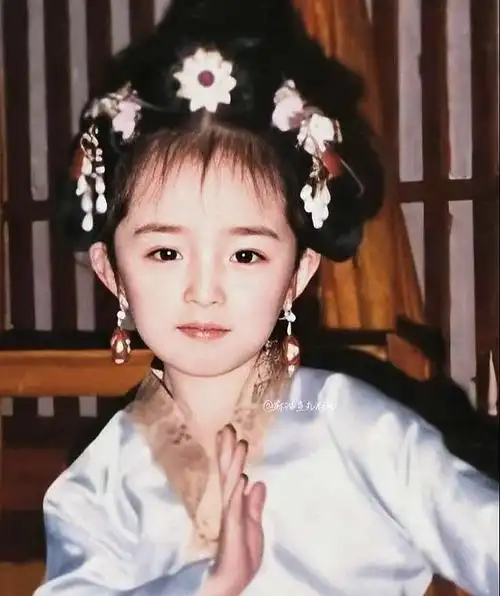 杨幂幼时高清照曝光!紧搂爸爸脖子,大眼睛高鼻梁父女神似