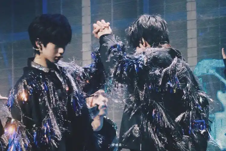 翔霖屋顶会着火 cr 水印 - 堆糖,美图壁纸兴趣社区