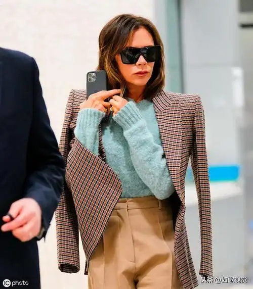 贝嫂身披西服凹凸有致,黑超遮面表情冷酷,举止妩媚动人风韵犹存