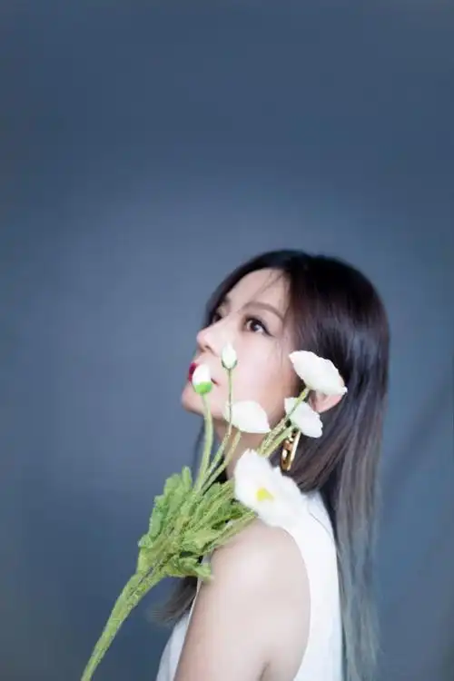 赵薇穿无袖长裙性感优雅红唇尽显成熟魅力