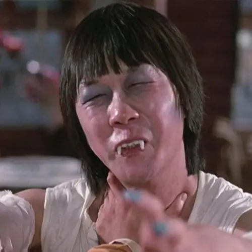 结果,九叔在外面与女鬼打得不可开交,里面两个徒弟乱成了一锅粥