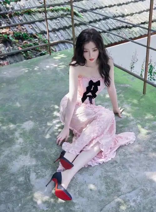 虞书欣红底高跟鞋