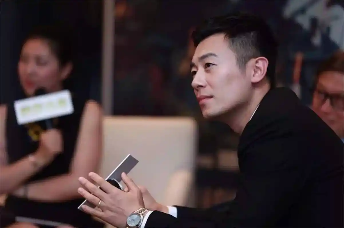 朱亚文一声宝贝圈粉无数,与爱妻相恋8年甜蜜如初,女儿更是可爱