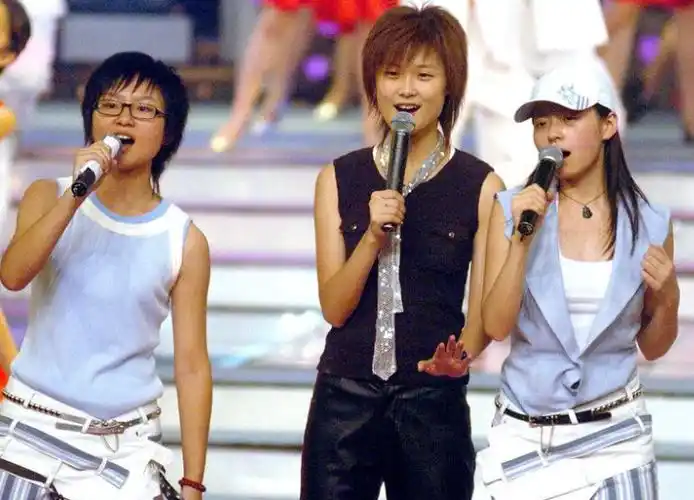 张靓颖还有男友帮助,李宇春靠着自己一路火热,周笔畅最终以第二名成绩