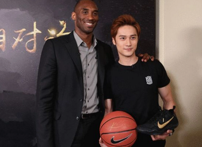 蒋劲夫日本女友曝光,展现最萌身高差,1.5米身高女友竟撞脸贾玲