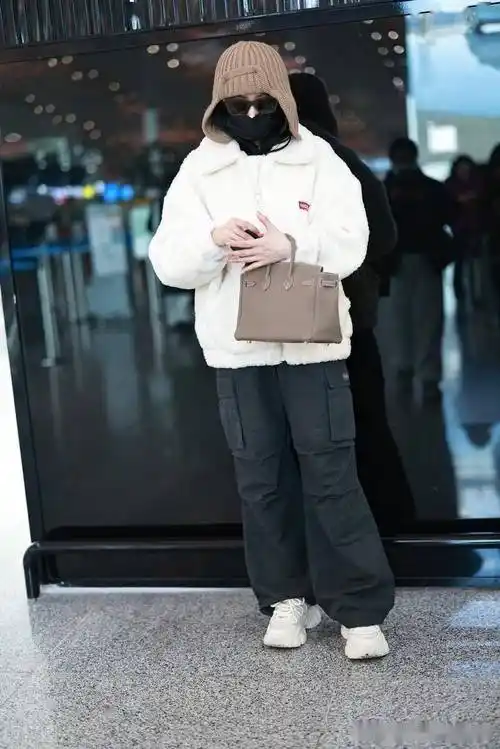 街拍:张天爱白色毛绒外套 黑色阔腿裤 针织雷锋帽个性十足_牛角_北京