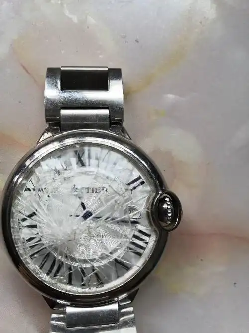 朋友送的卡地亚手表,镜面破了,不知道是真是假,请专家帮忙看看!