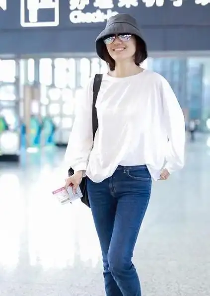 袁泉的脚下搭配了一双简约的帆布鞋,帆布鞋的风格也是很清爽和时髦的