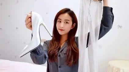 02:30虎牙珂珂高跟小姐姐的日常生活,美女脚踩11cm银色高跟鞋,上脚超