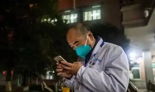 《2020年度感动中国人物》张定宇:步履蹒跚却坚持为患者多赢一秒_武汉