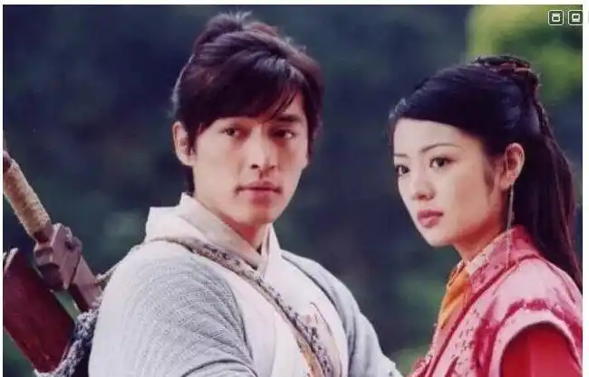 安以轩晒宝贝新生照宣布生子,小家伙脚挂大钻戒画面超喜感