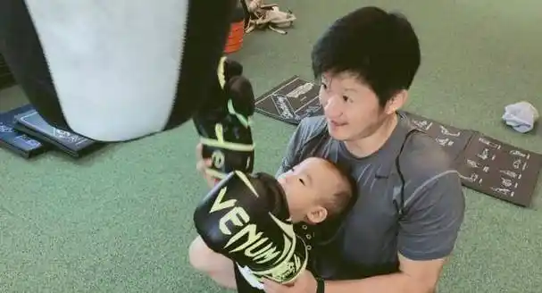 谢楠晒吴京与两儿子相处对比图,时间仿佛停滞变的是人不变的是爱_孩子