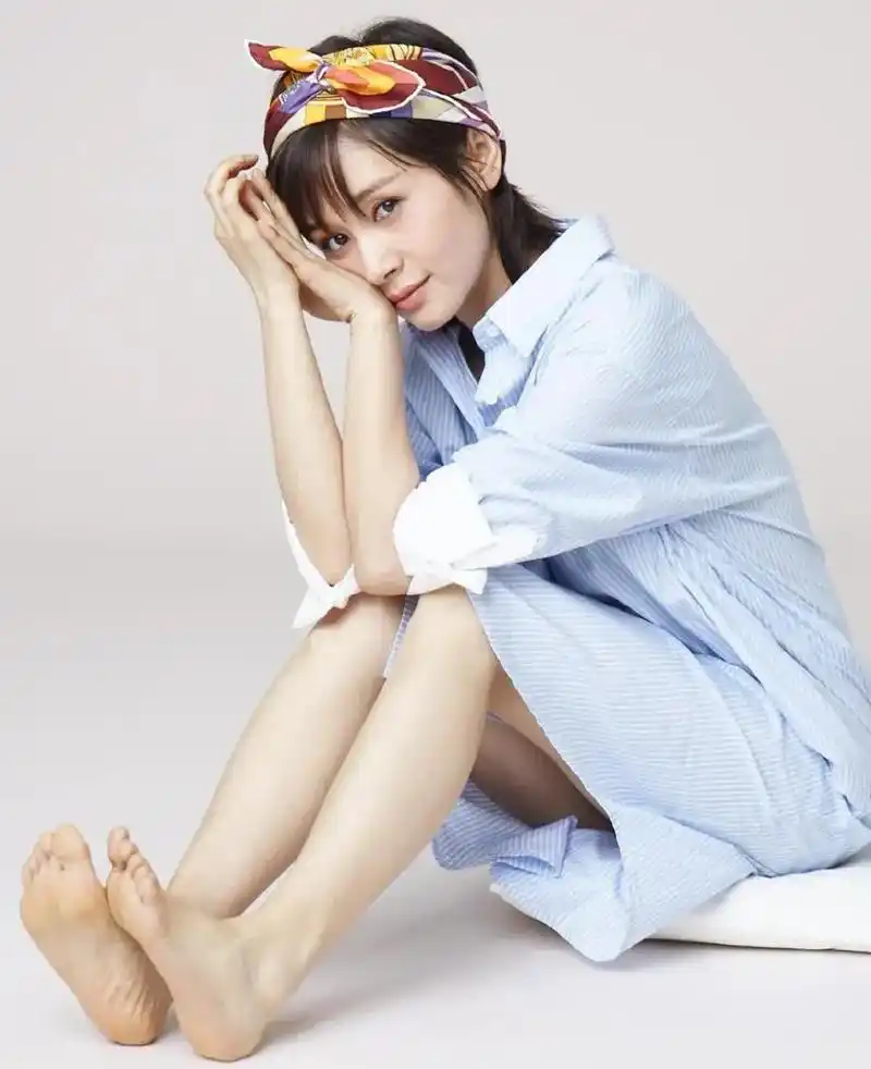 王子文又美到我了, 穿着蓝色衬衫露美腿, 光着小脚丫似少女, 笑起来