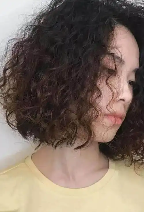 女人过了50岁不管是白发还是黑发少弄这3种发型显老没气质