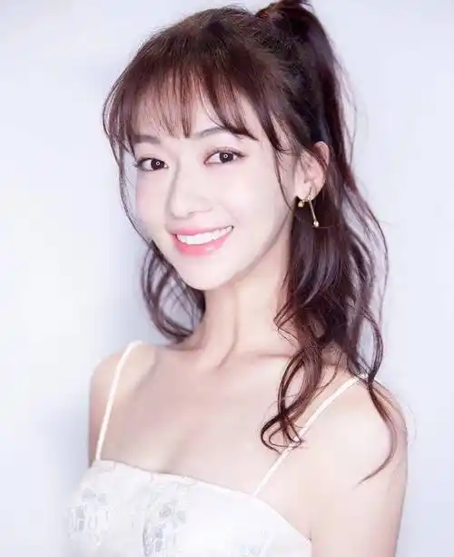 剧情主要围绕吴谨言饰演的李皓镧,聂远饰演的吕不韦和茅子俊饰演的