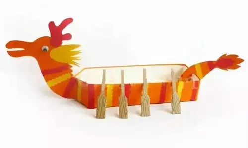 最后用硬纸板剪一些木桨摆上去,手工制作端午节龙舟就完成了