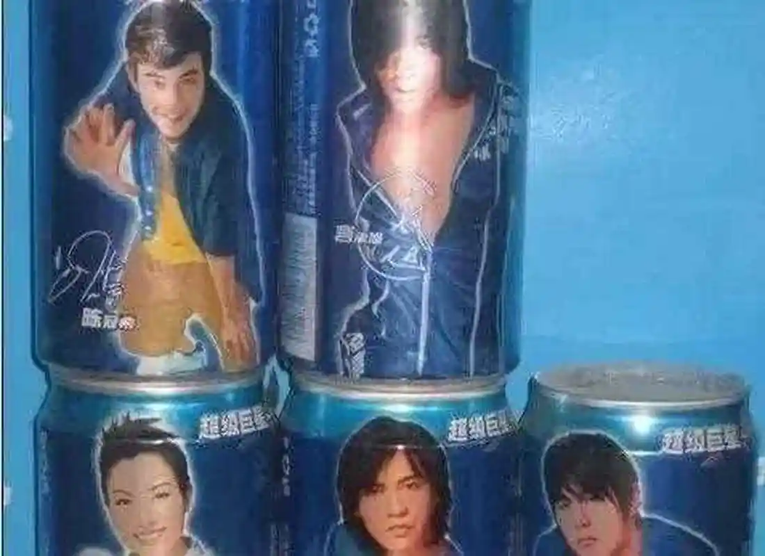 年,周杰伦在希腊拍摄百事可乐广告时,和f4的周渝民发生摩擦,以一敌四