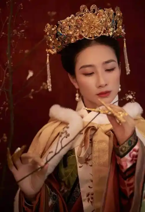 陶昕然10年后再扮安陵容,脸部圆润更有贵气感,眼神依旧很带感_感觉