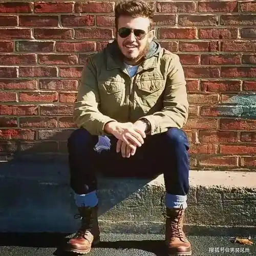 秋冬季男士棕色系工装夹克如何搭配牛仔裤