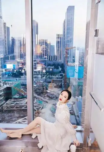 王鸥穿镂空白色长裙身材妖娆 对镜梳妆秀性感红唇