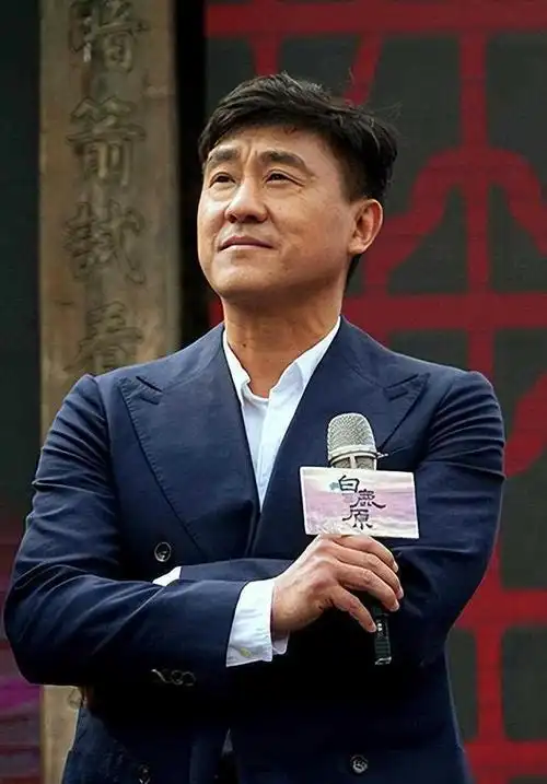 演员何冰为何结婚几十年零绯闻看看妻子是谁就知道了