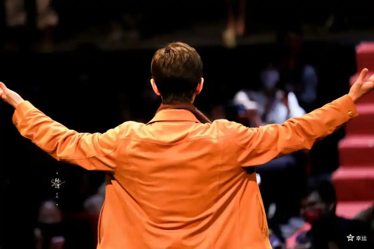 肖战 看这个就连背影我都爱的人 什么时候能见到他一面呢@d - 抖音