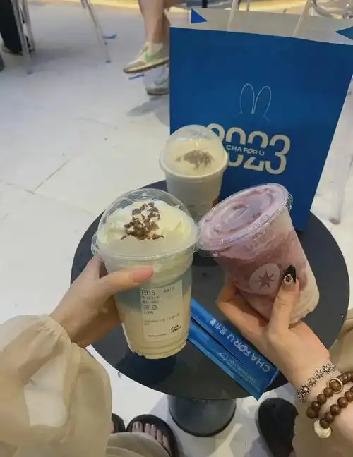 王俊凯父母的奶茶店引大量排队商场工作人员粉丝自发组织