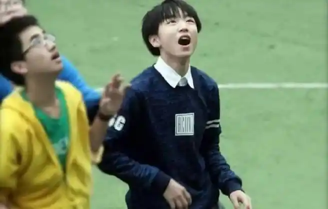 王俊凯的高中毕业照