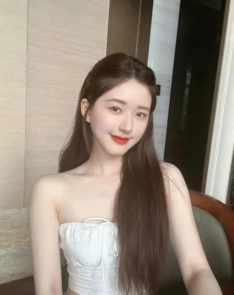 赵露思这个斜方肌怎么一下变的这么小了?