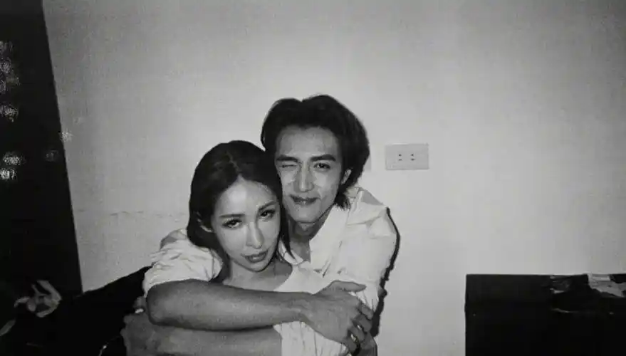 之前,萧亚轩还带着自己的小男友黄皓参加了《女儿们的恋爱》节目,在