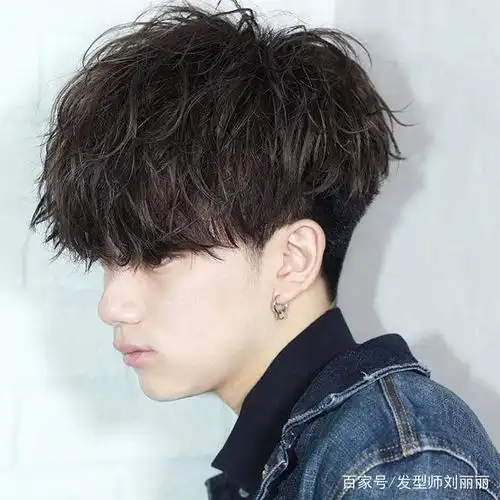 "锡纸烫"适合20多岁的男生,一种新流行,新时尚,阳光帅气!