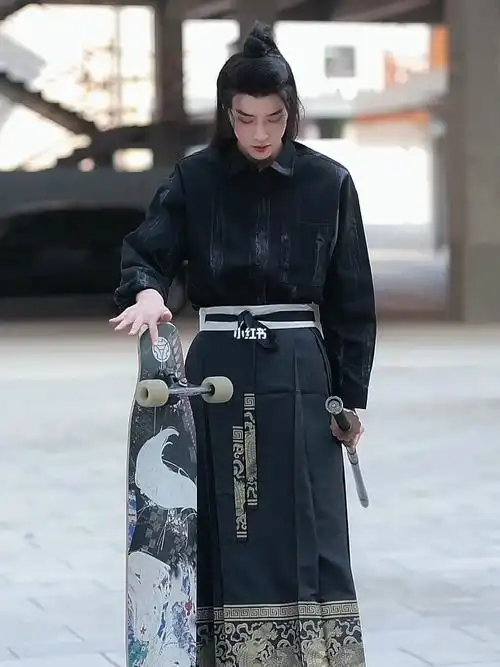 男生马面裙也能这么穿