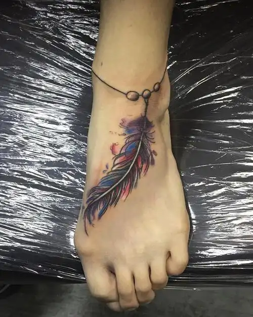 伍小姐脚背水彩羽毛纹身图案