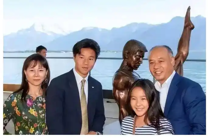 体育传奇李宁与妻子陈永妍同框,他沧桑她青春,一对相濡以沫恋人