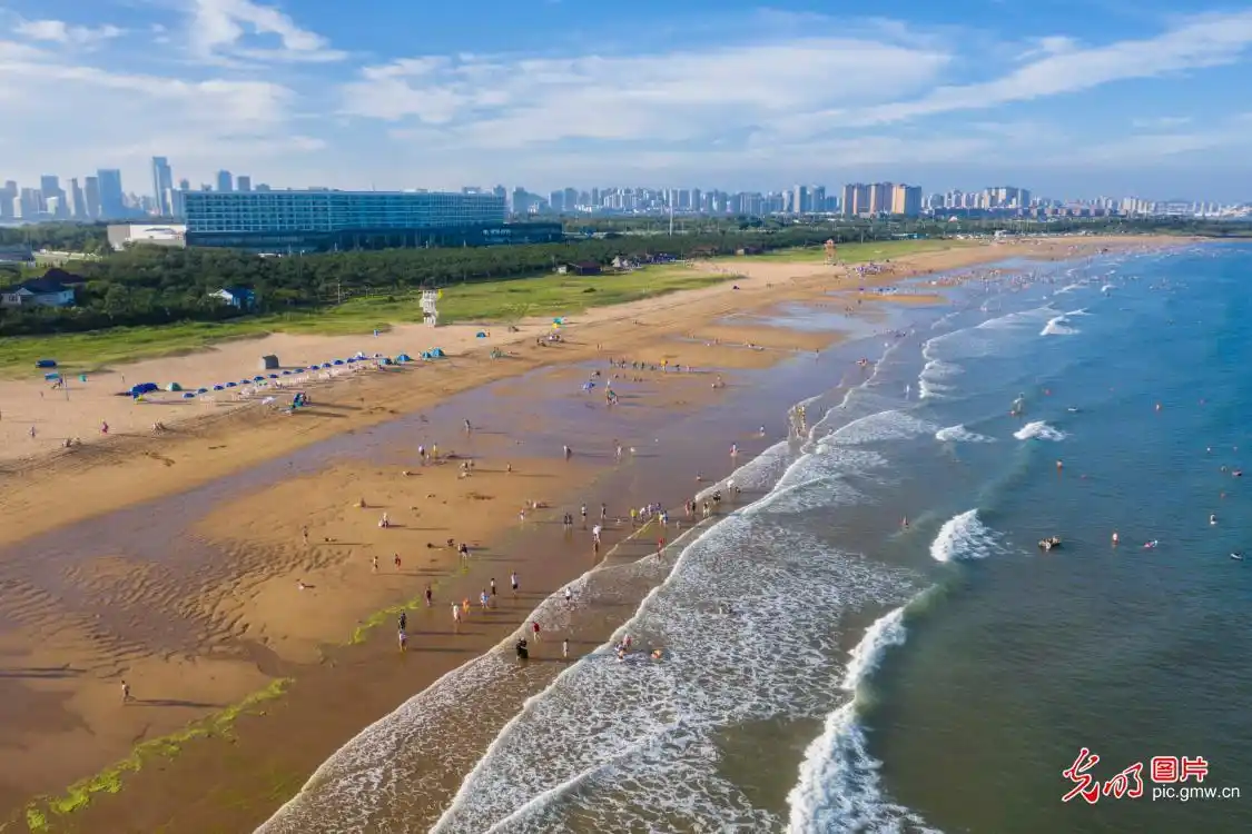 银沙滩游人如织戏水避暑乐享清凉