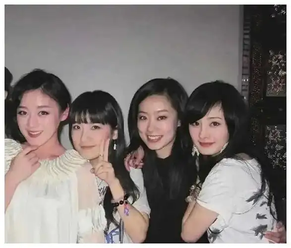 大学同学 而今合影成好友 合作现身一起|刘涛|娱乐圈|王珞丹|林心如