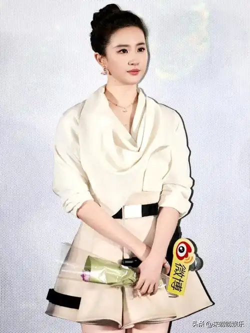 《玫瑰的故事》首映 惊鸿一瞥万茜又美又飒刘亦菲笑到失去表情管理