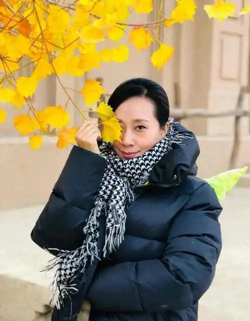 演员唐静:前夫再婚后,一个人陪儿子长大,如今52岁终获幸福