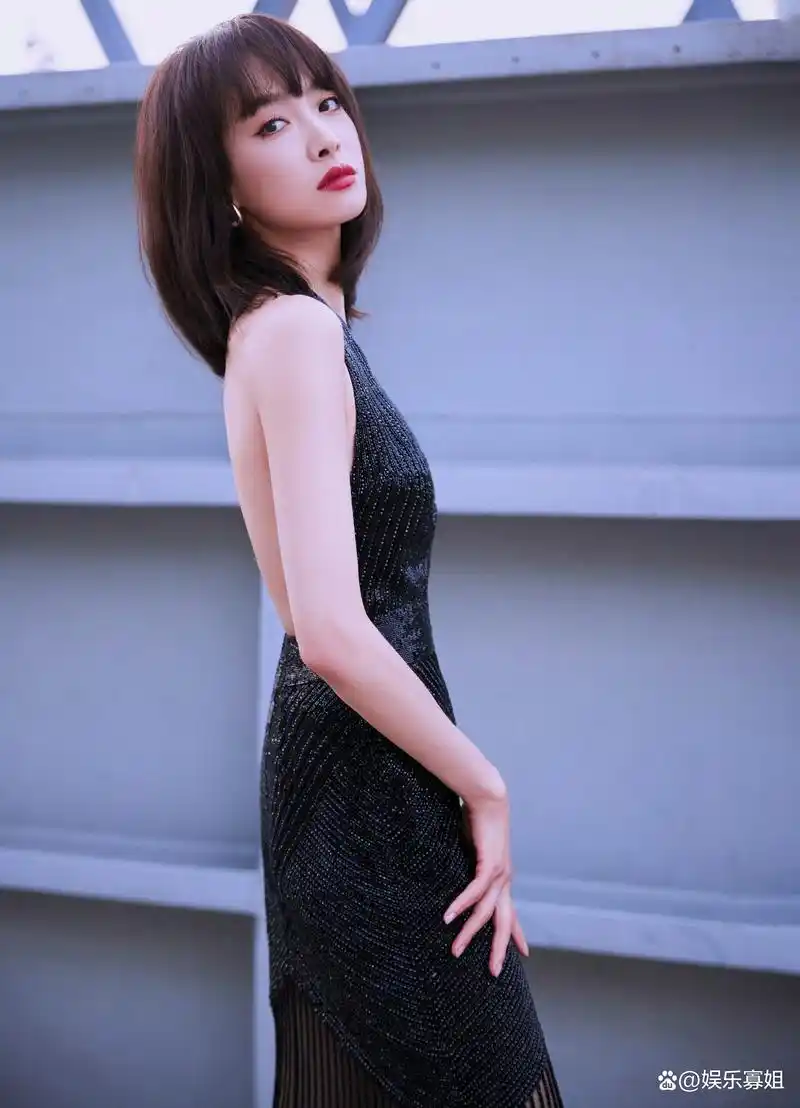 宋茜出席gq creative灵感派对,一袭深v黑色薄纱礼裙,美艳大气