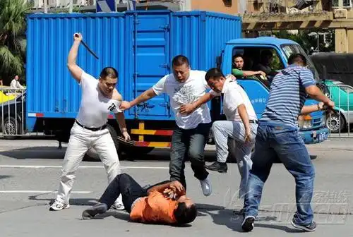 白手套冲进派出所打人